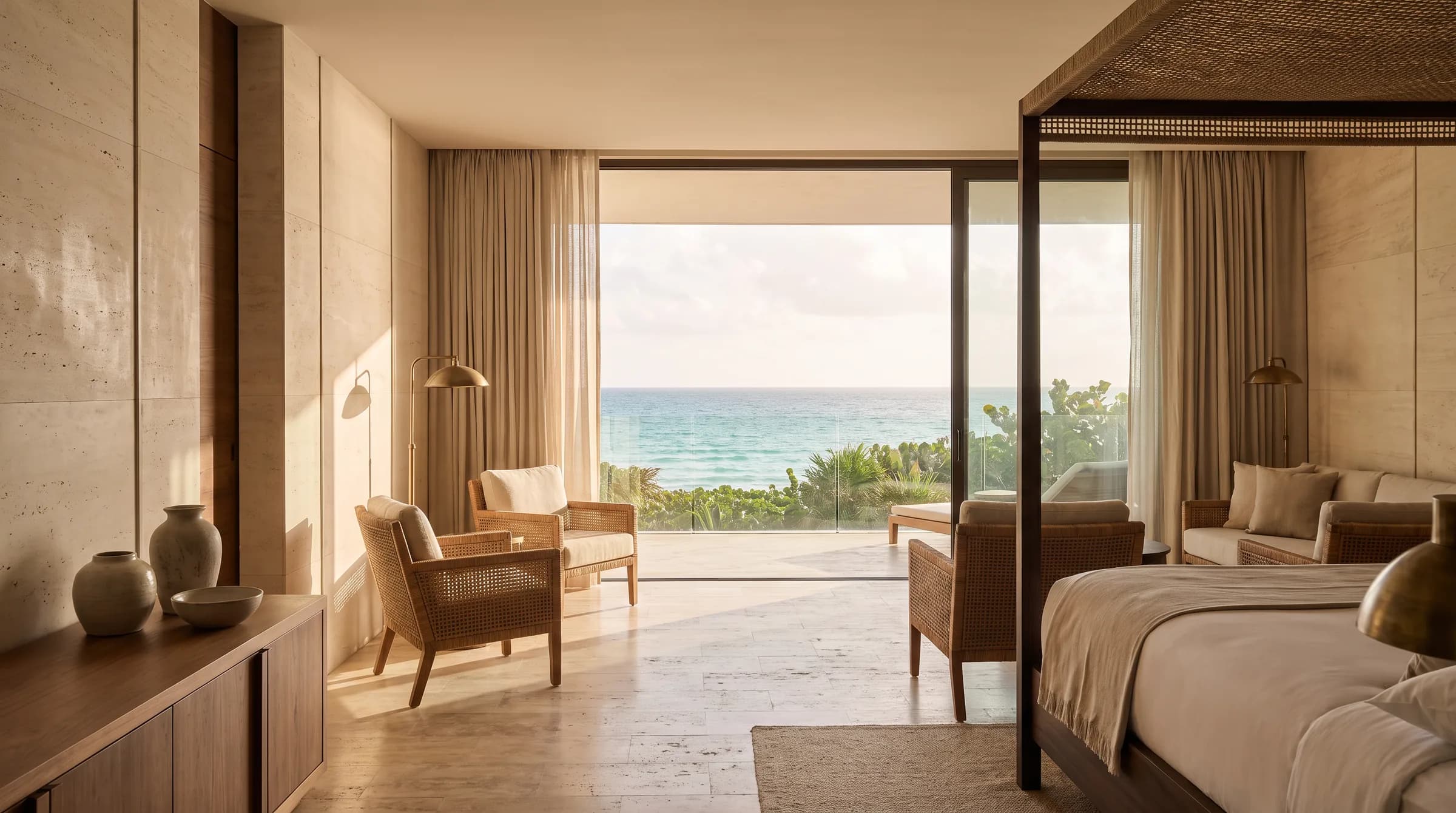 Suite de hotel de lujo frente al mar Caribe, con la cama de lino recién tendida.