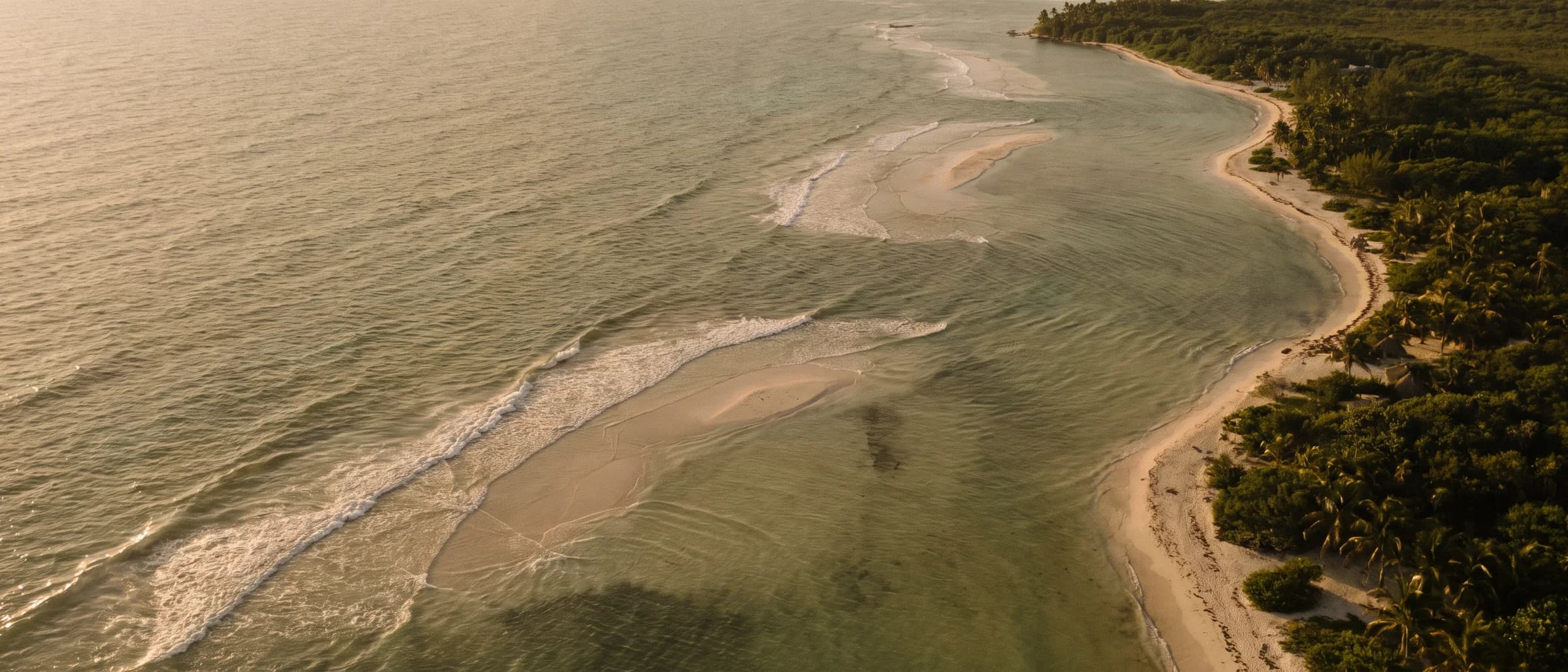 La costa del Caribe Mexicano al atardecer, vista desde el aire.